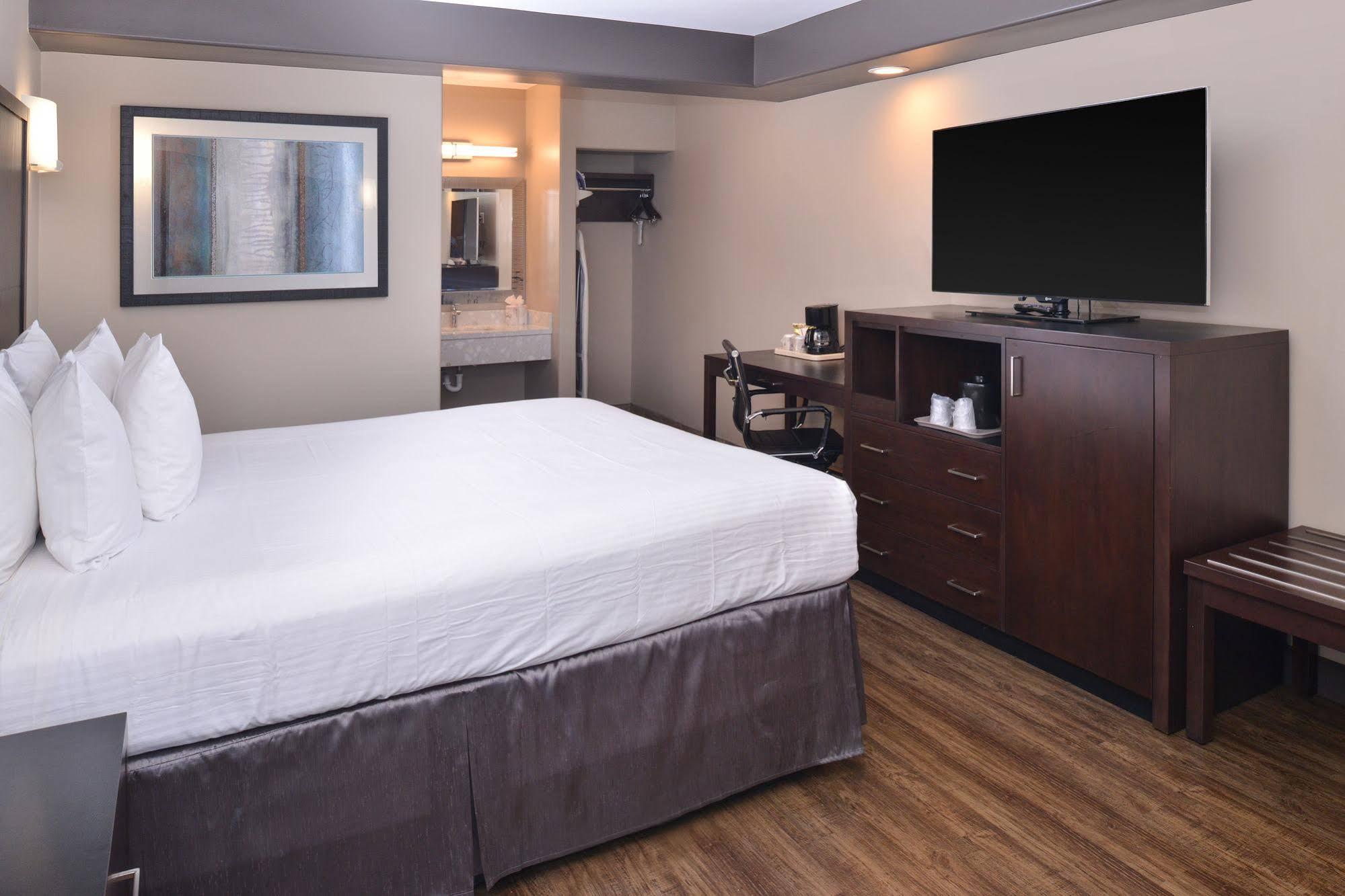 Hotel Tarzana 3*