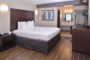 Tarzana Hotel 3*