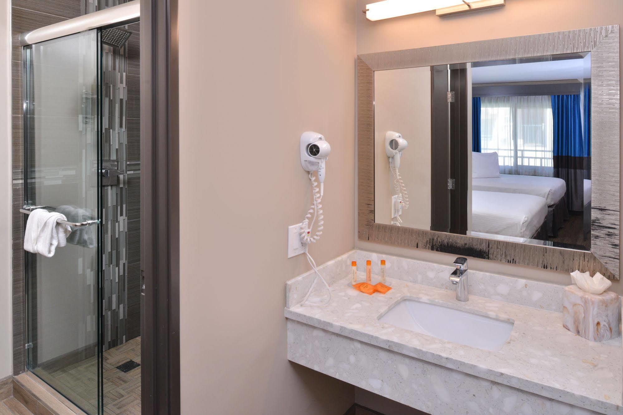 Hotel Tarzana Los Angeles