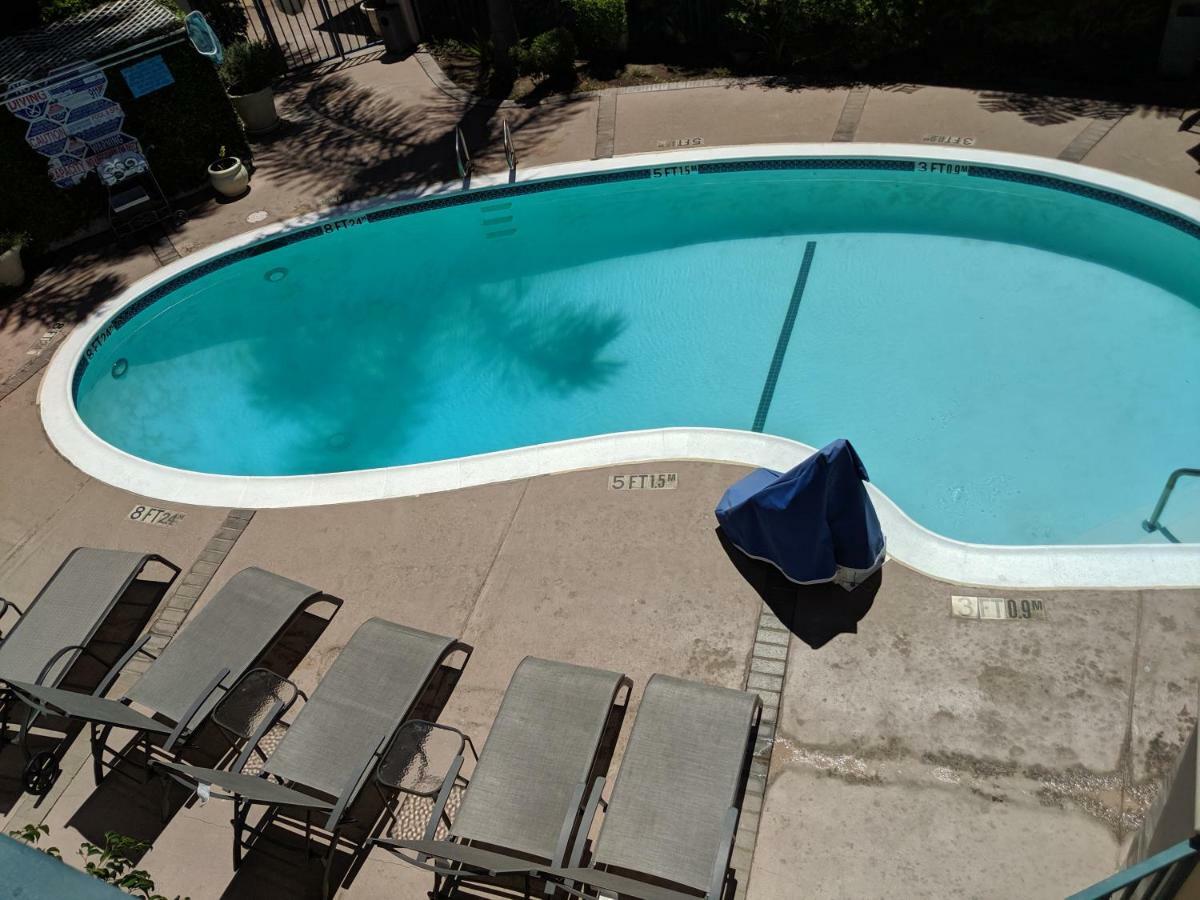 Tarzana 3*