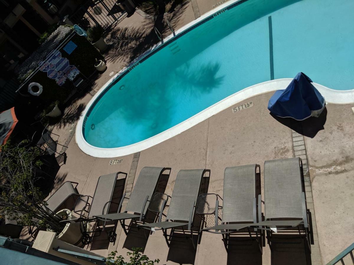 Tarzana 3*
